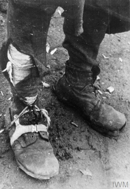 Обувь одного из польских заключенных, выпущенного из советского исправительно-трудового лагеря и ожидающего зачисления в польскую армию Андерса. Фотография, вероятно, сделана в Бузулуке, Чкаловская (ныне Оренбургская) область, 1941 год.