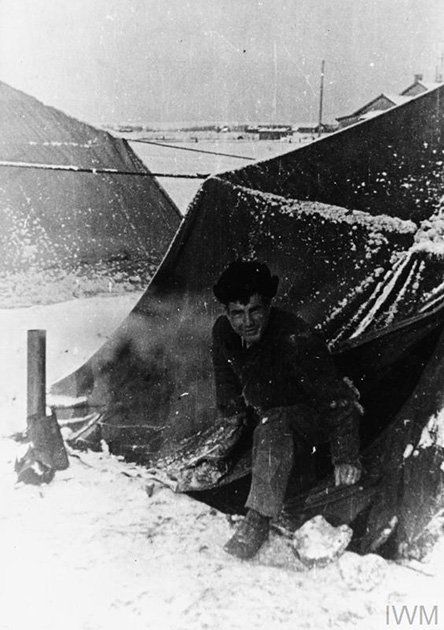Солдат польской армии Андерса выходит из заснеженной палатки в военном лагере. Декабрь 1941 года, Бузулук, Чкаловская (ныне Оренбургская) область.