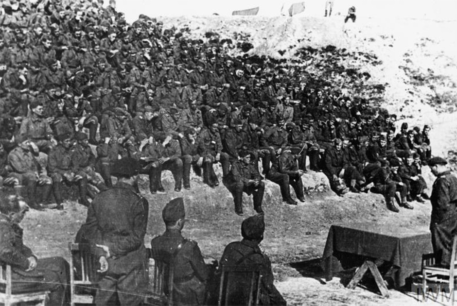 Военнослужащие польской армии Андерса слушают лекцию под открытым небом. Фотография, вероятно, сделана в Джалал-Абаде,  Киргизия. 1941 год.