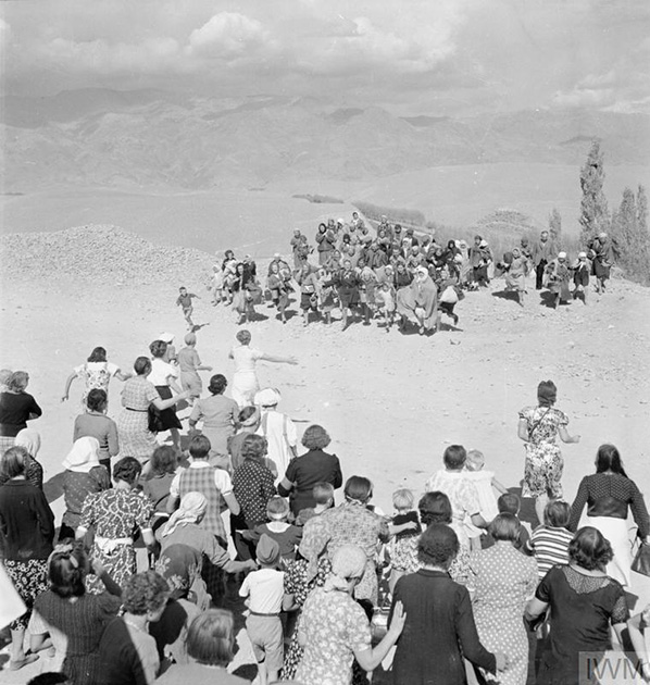 Группа польских беженцев встречает партию новоприбывших во время эвакуации из СССР в Иран. Ноябрь 1942 года. 