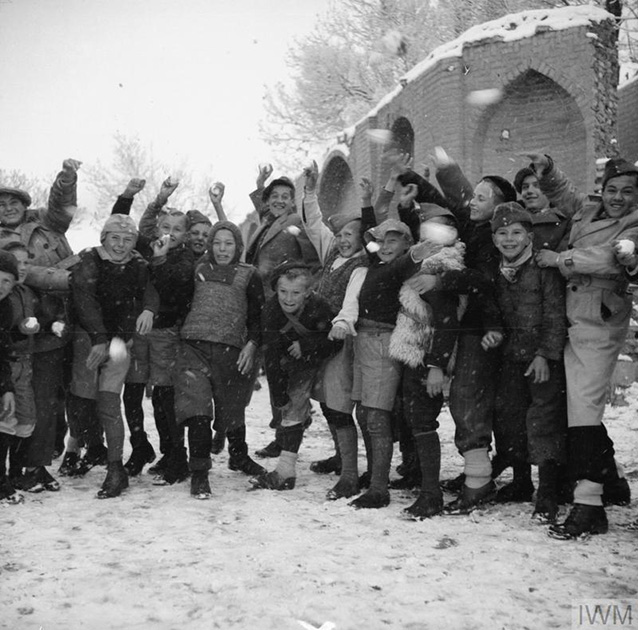 Эвакуированные из СССР в Иран польские дети играют в снежки. Тегеран, декабрь 1942 года.