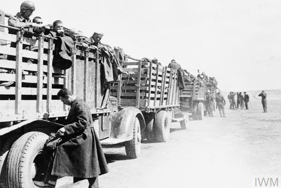 Колонна грузовиков с военнослужащими польской армии Андерса следует через Иран. Март 1942 года.