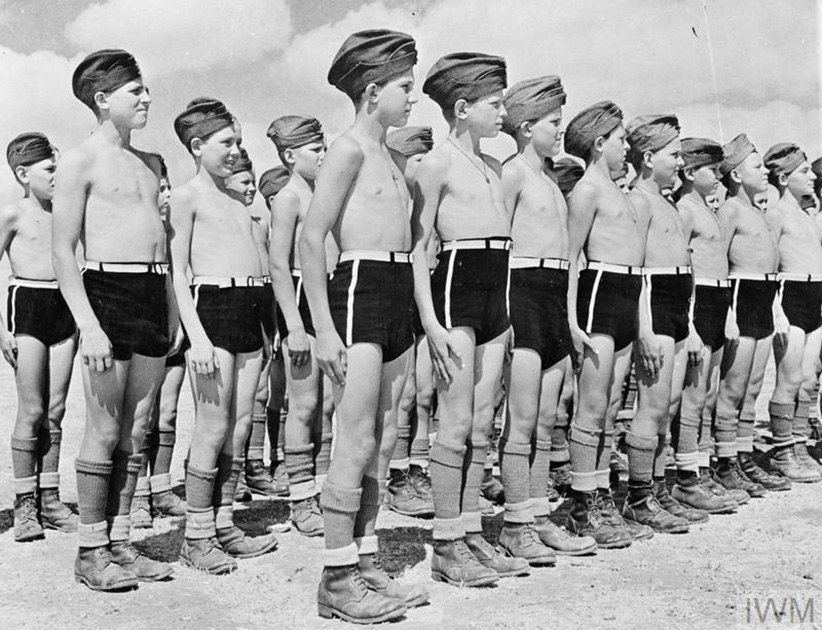 Польские дети, эвакуированные из СССР, на построении в кадетской школе, созданной при армии Андерса. Башшит, Палестина, август 1942 года.
