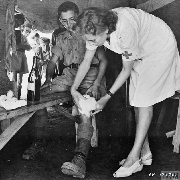 Медсестра делает перевязку травмированной ноги одному из воспитанников кадетской школы, созданной при армии Андерса. Башшит, Палестина, август 1942 года.