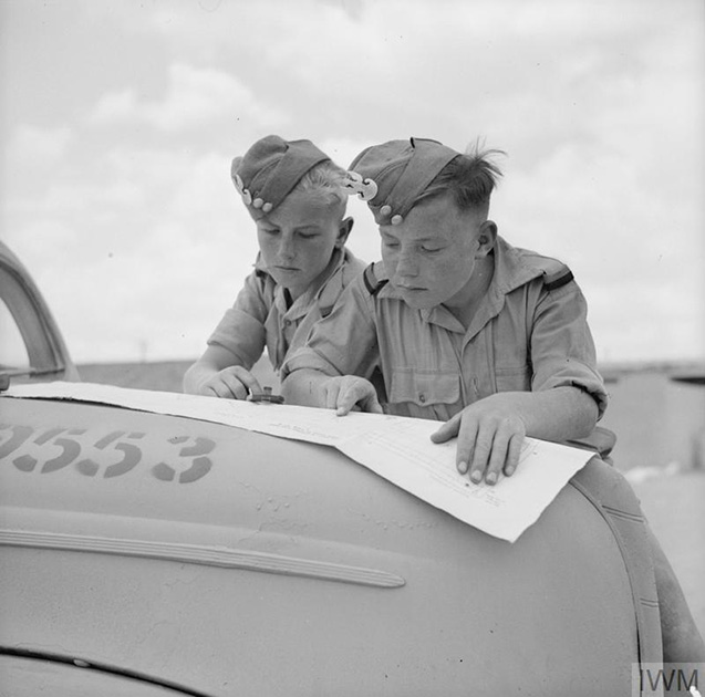 Польские подростки-кадеты на занятиях изучают карту местности. Ближний Восток, апрель 1943 года.
