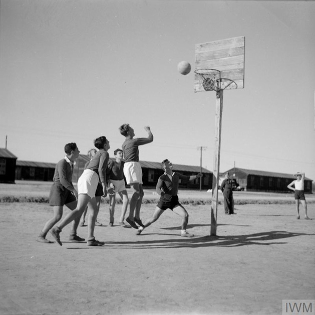Польские подростки из кадетской школы играют в баскетбол. Окрестности Газы, Палестина, февраль 1944 года.