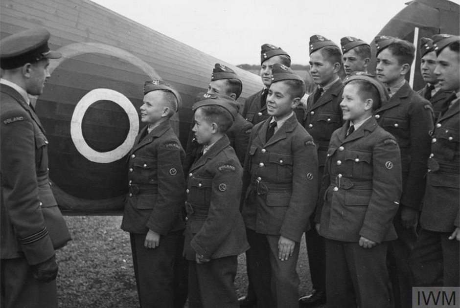 Польские кадеты, выжившие после советской депортации 1939 года и эвакуированные из СССР в 1941-1942 годах, на инструктаже у польского летчика. Халтон, Великобритания, октябрь 1943 года.