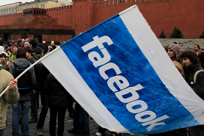 Роскомнадзор потребовал от Facebook удалить герб России со свастикой