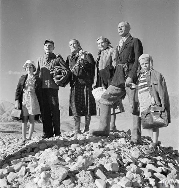 Семья Ковальских пешком через горы переправляется из Советского Союза в Иран. Ноябрь 1942 года.