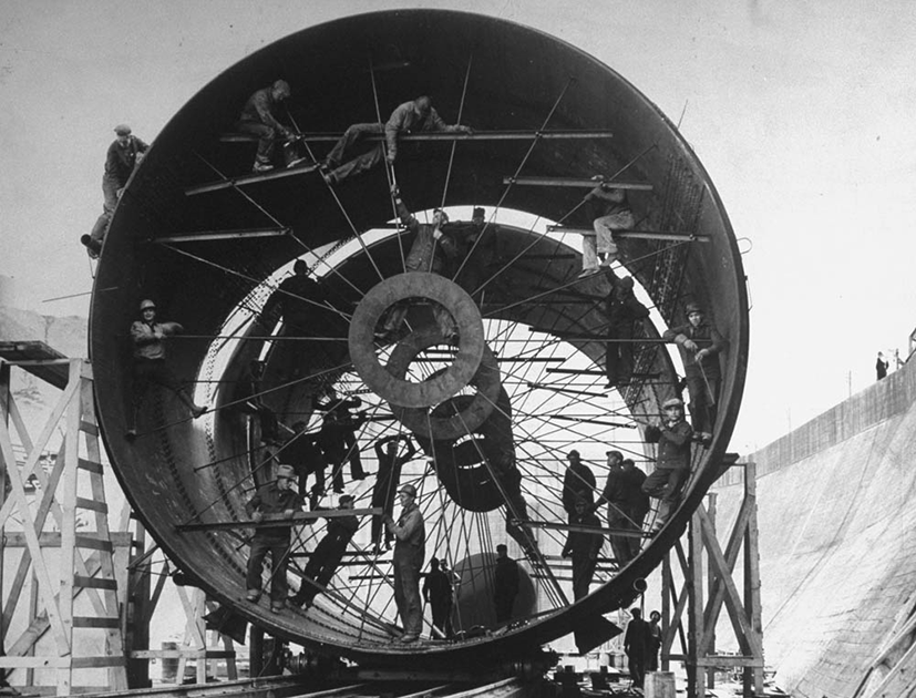 На обложку самого первого выпуска LIFE был вынесен снимок, сделанный женщиной — один из кадров, отснятых Маргарет Бурк-Уайт на строительстве гигантской дамбы Форт-Пек в штате Монтана. Этот снимок одной из турбин будущей плотины также вошел в созданную Бурк-Уайт фотоисторию.