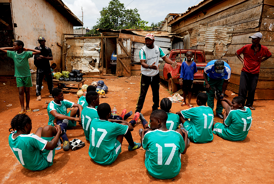Тренировать женскую футбольную команду взялся Эммануэл Биоло. Поначалу местные жители с недоверием отпускали своих детей на тренировки. Сегодня в академии занимается уже 70 камерунских девчонок. 