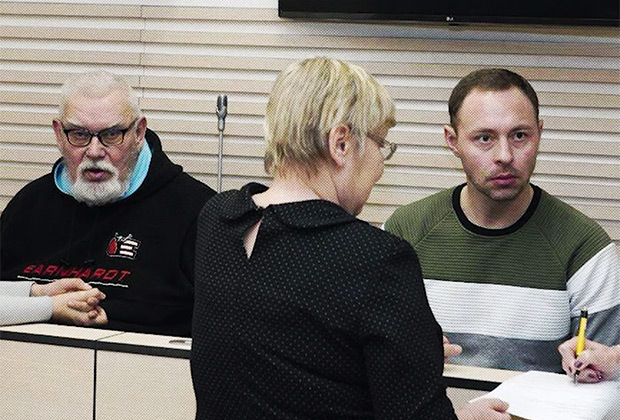 Денис Метсавас и его отец Петр Волин в суде