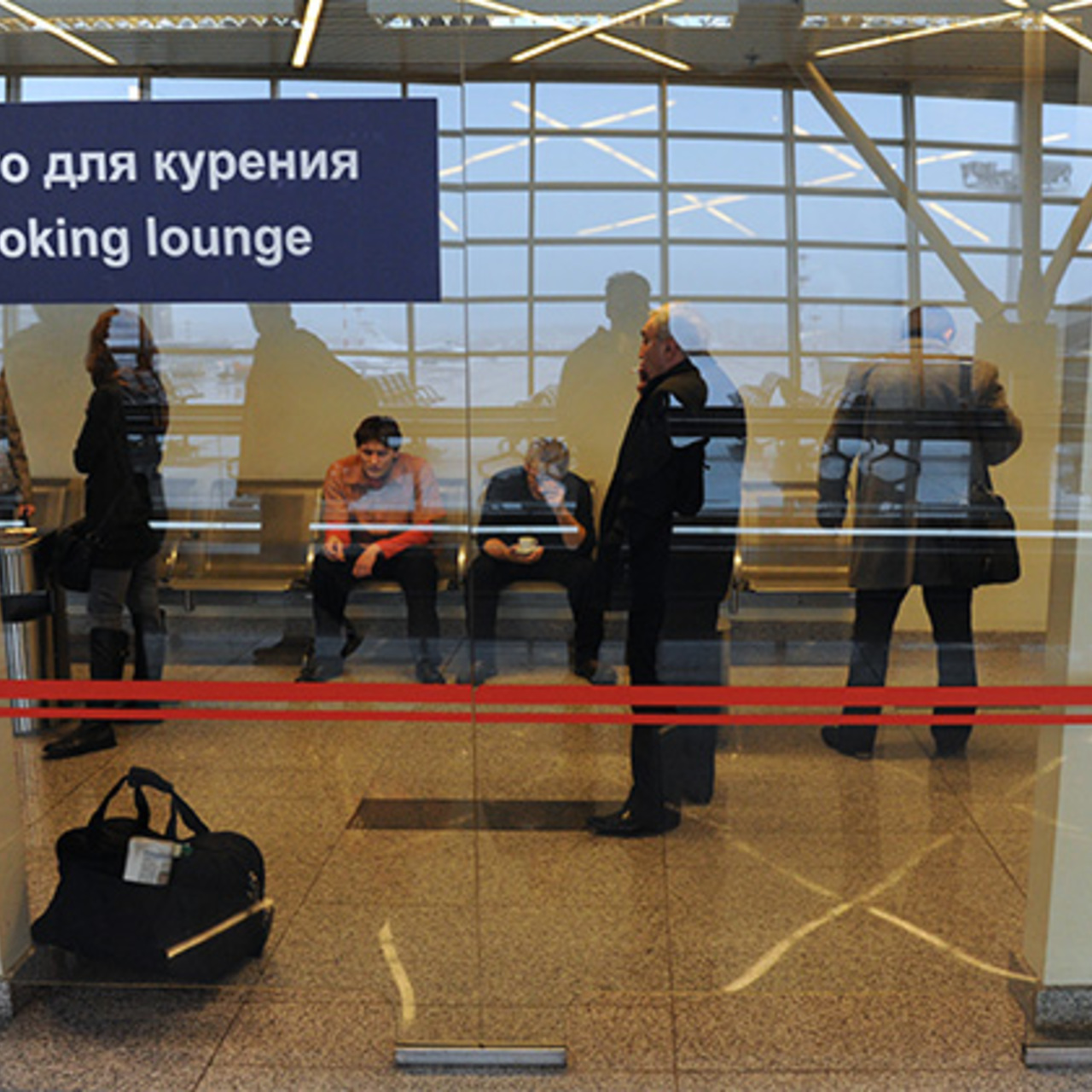 Можно ли в аэропорт сигареты. Зона курения в аэропорту Сочи. Место для курения. Курилка в аэропорту Сочи. Курительная комната в аэропорту Сочи.