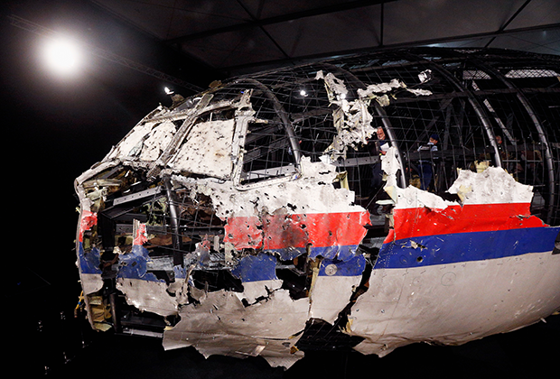 Разбитая кабина самолета рейса MH17