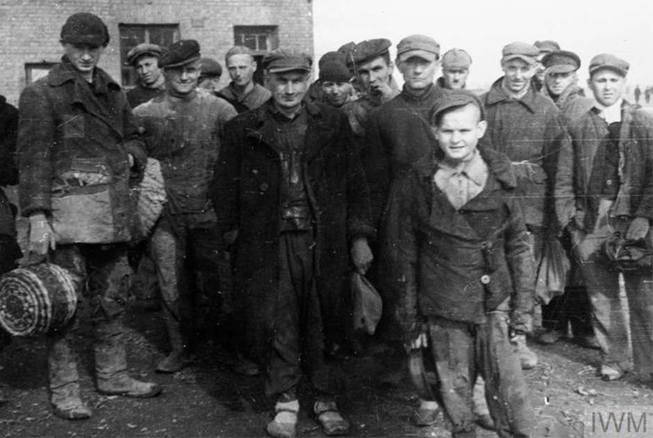 Депортированные в СССР поляки, в том числе подростки, после освобождения ждут зачисления в формируемую армию Андерса. Фотография, вероятно, сделана в Бузулуке, Чкаловская (ныне Оренбургская) область, 1941 год.
