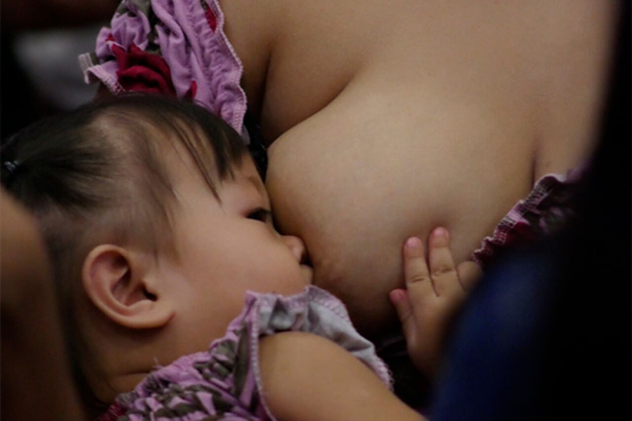 кормящие мамы трогают грудь фото 53