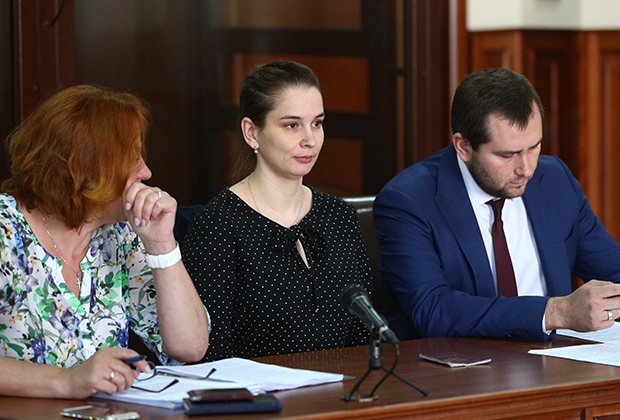 Врач-неонатолог Элина Сушкевич (в центре) во время рассмотрения апелляционной жалобы на постановление о домашнем аресте в Калининградском областном суде