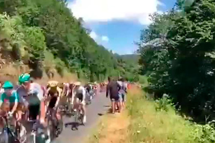 Велосипедист пролетел над пелотоном «Тур де Франс»
