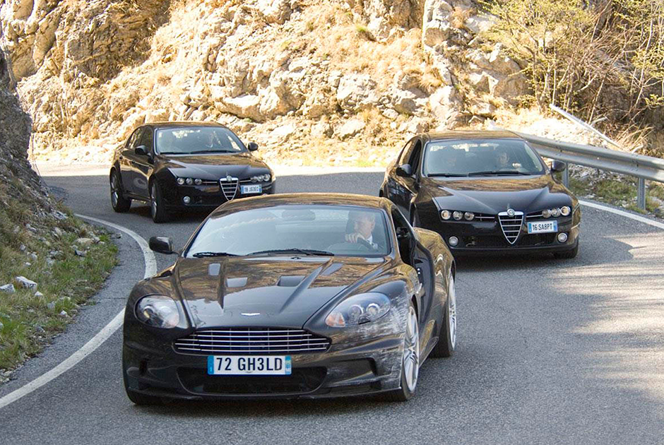 Дэниел Крейг за рулем Aston Martin DBS V12 удирает от трио Alfa Romeo 159 T.I. в фильме Квант милосердия»