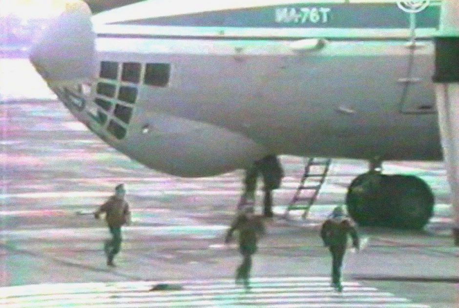 Первые дети из числа заложников бегут от «Ил-76» в аэропорту Минеральных Вод
