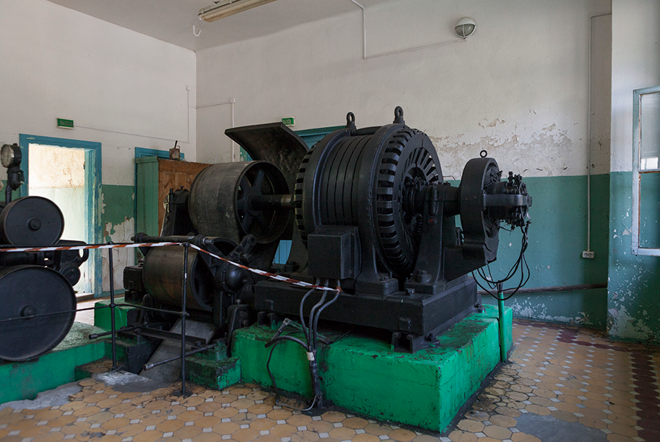 Машинный отдел Чемальской ГЭС на реке Чемал