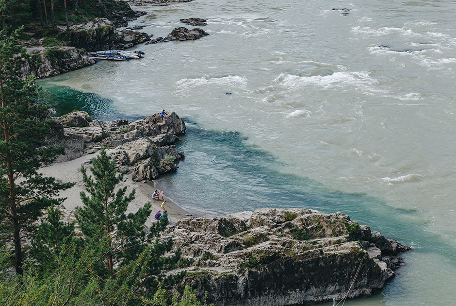 Катунь — одна из самых крупных рек Алтая и самая крупная река Чемальского района. Река горная, купаться нельзя, но популярен всевозможный рафтинг, сплавы, моторки, на ней же проводят региональные соревнования по рафтингу.
