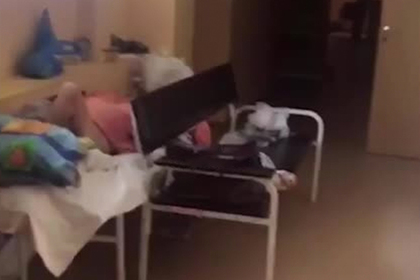 В российской больнице ветерана с инсультом оставили в коридоре