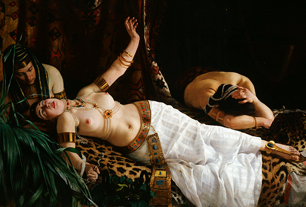 Картина итальянского художника Акилле Глизенти (1848 — 1906) «Смерть Клеопатры VII» была написана в 1878 году. Уже немолодая царица изображена в окружении убитых горем слуг.