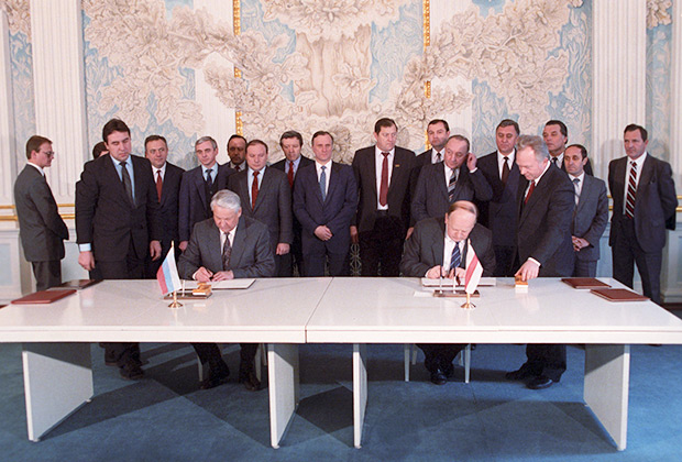 Борис Ельцин и Станислав Шушкевич подписывают Соглашение о создании СНГ, 1991 год