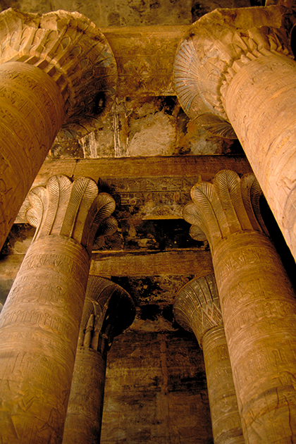 Сравнивая себя с богинями древнего Египта, Клеопатра поддерживала культ своей личности добрыми делами. Например, в храме Хатхор в Дендере был организованы родильный дом и больница. 