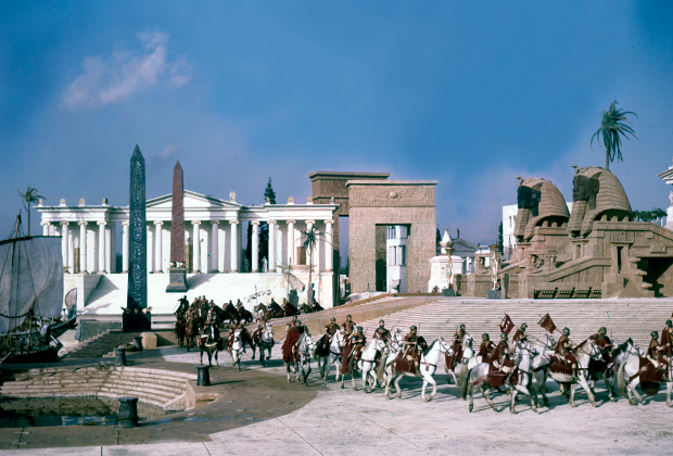 Каждый публичный выезд Клеопатры был наполнен показной роскошью. 