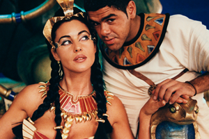 Italian actress Monica Bellucci and French actor and humorist Jamel Debbouze on the set of Asterix and Obelix Meet Cleopatra written by Rene Gosciny and Albert Uderzo, and directed by Alain Chabat. (Photo by Etienne George/Corbis via Getty Images)