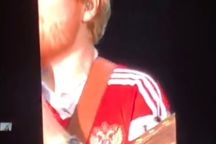 Эд Ширан вышел на сцену в футболке с российским гербом