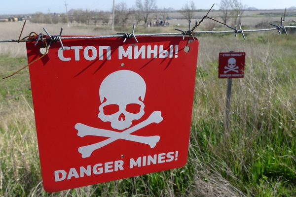 Табличка с надписью "Стоп мины!" в районе поселка Александровка в Донецкой области