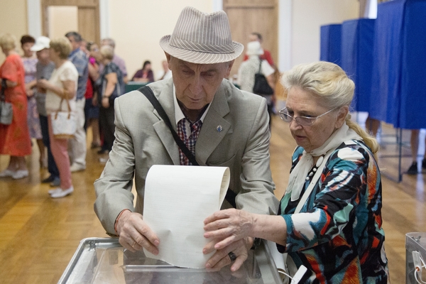 Избиратели голосуют на участке в Киеве