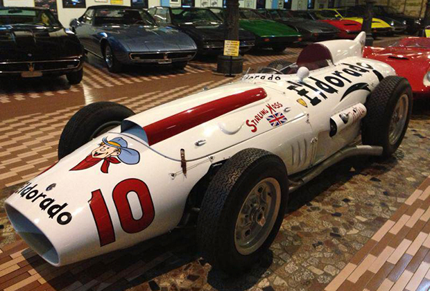 ...и Maserati Eldorado, построенный для «Гонки двух миров» — соревнования между лучшими европейскими и американскими пилотами на овальном треке в Монце, прошедшего в 1958 году.   