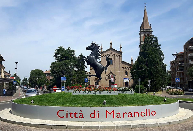 В отличие от Сант'Агаты, которая только строит легенду вокруг Lamborghini, в Маранелло Ferrari посвящен каждый закуток. На центральной площади возвышается гарцующий жеребец, а в церкви Святого Бьяджо (на заднем плане) каждую победу заводской команды отмечают колокольным звоном. 
