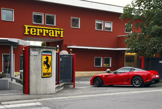 Многие европейские владельцы Ferrari любят приехать в Маранелло, чтобы сфотографировать свою машину на проходной старого завода. Те, у кого в гараже нет Ferrari, довольствуются собственной фотографией. 

