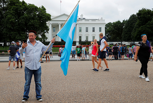 Протест за права уйгуров около Белого дома в Вашингтоне