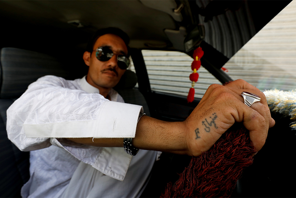 На его руке татуировка на урду: слово «одиночество» и буква «F» — первая буква имени его друга, погибшего от взрыва бомбы.