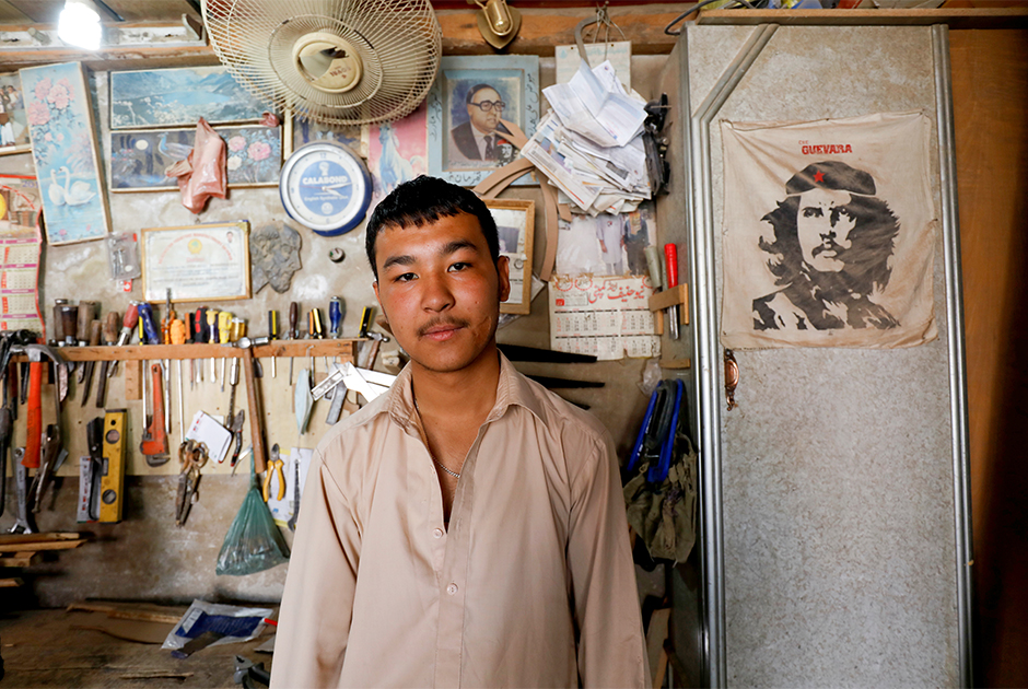 Бакир Хазара, 18-летний плотник 