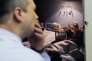 «Хотел, чтобы она отдохнула» Российский врач пытался избавить пациентку от боли. За это его обвинили в сбыте наркотиков
