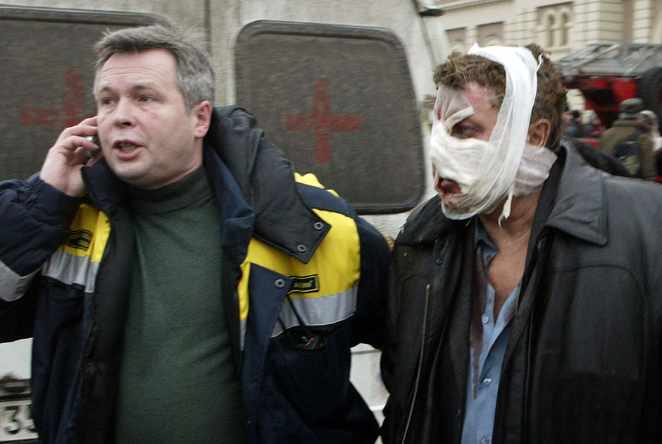 Первый крупный теракт 2004 года произошел 6 февраля в Москве. Уроженец Карачаево-Черкесии Анзор Ижаев взорвал себя в поезде на перегоне между станциями «Автозаводская» и «Павелецкая» Московского метрополитена. 

Мощность взрыва составила от 2,9 до 6,6 килограмма в тротиловом эквиваленте. Бомба была начинена шурупами и болтами, которые сработали как шрапнель. Погибли 42 человека, около 250 получили ранения. 

В 2007 году сообщники смертника Мурат Шаваев, Максим Понарьин и Тамбий Хубиев были приговорены к пожизненному заключению. Организатором этого и других терактов 2004-2007 годов называли ваххабита родом из Волгоградской области Павла Косолапова. Его до сих пор не поймали.