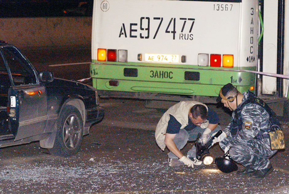 В тот же день на остановке общественного транспорта напротив дома номер 30 на Каширском шоссе в Москве взорвалась самодельная бомба. Мощность составила около 400 граммов в тротиловом эквиваленте. Пострадали четыре человека — трое мужчин и одна женщина. Взрывное устройство было спрятано в сумке. 