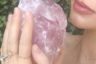Супермодель и экс-ангел Victoria's Secret Миранда Керр просто помешана на полудрагоценных камнях и их полезных свойствах. Например, она носит их в своем бюстгальтере, чтобы избежать рака груди. 