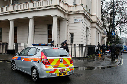 К Букингемскому дворцу отправили скорую помощь и полицию