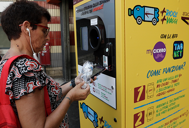Италия. Пассажирка римского метро сдает пластиковые бутылки в автомат для переработки, получая пять евроцентов за каждую на свою транспортную карту