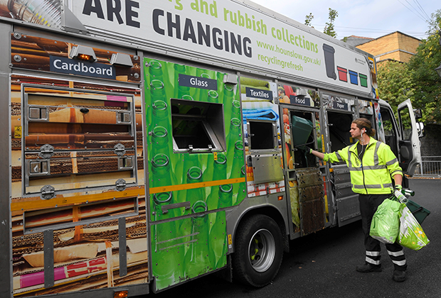 Лондон, Великобритания. Рабочий собирает отсортированный мусор в мусоровоз для раздельного сбора отходов