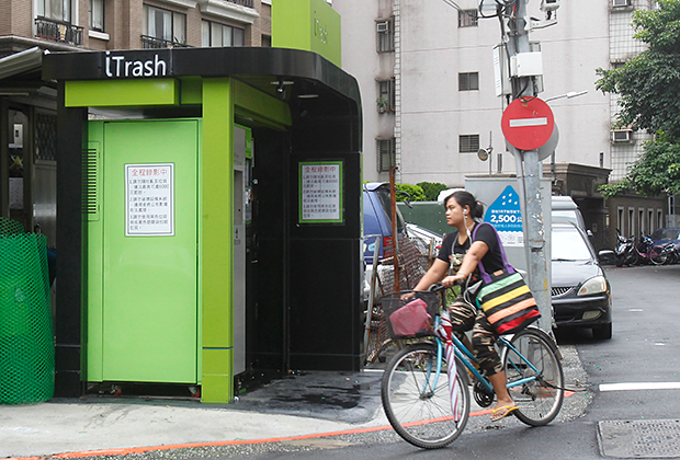 Автомат iTrash в Тайбее, Тайвань. За сдачу бутылок и банок граждане получают деньги на свои проездные