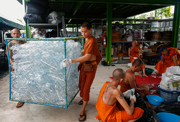 Таиланд. Самут Пракан. Буддийские монахи сортируют пластиковые бутылки в храме Ват Чак Даенг для изготовления одежды